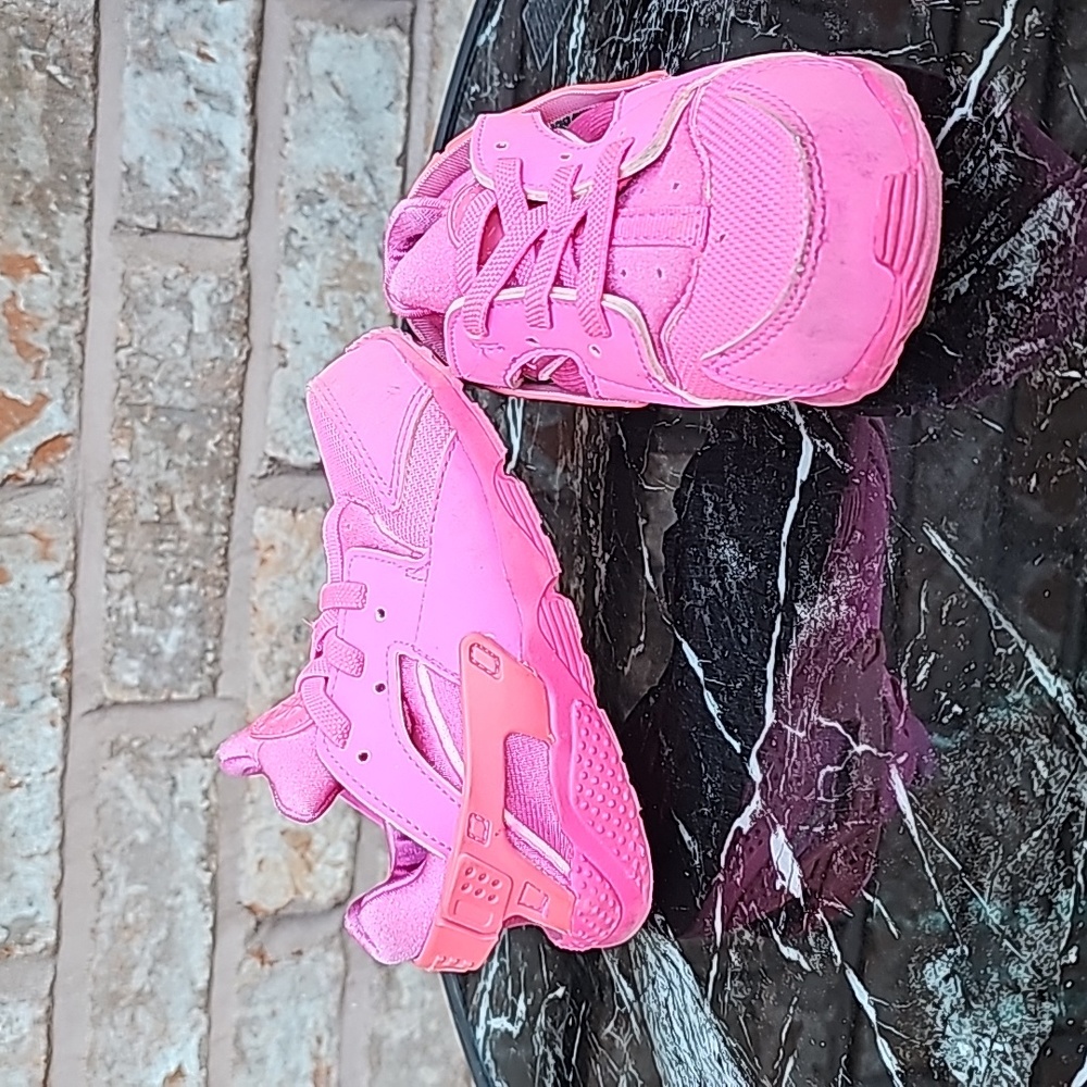 Toddler Nike Huarachi Pink Size 8 & 9